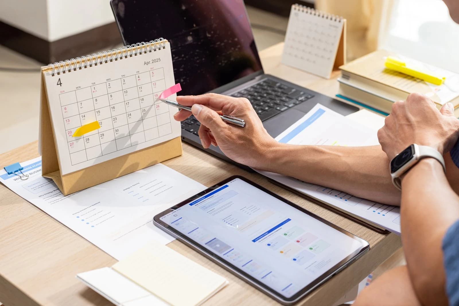 Planlegging av frister med kalender, nettbrett og bærbar datamaskin